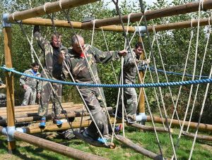 Klim, klauter, balanceer en werk samen om de hindernissen in het challengeparcours te overwinnen